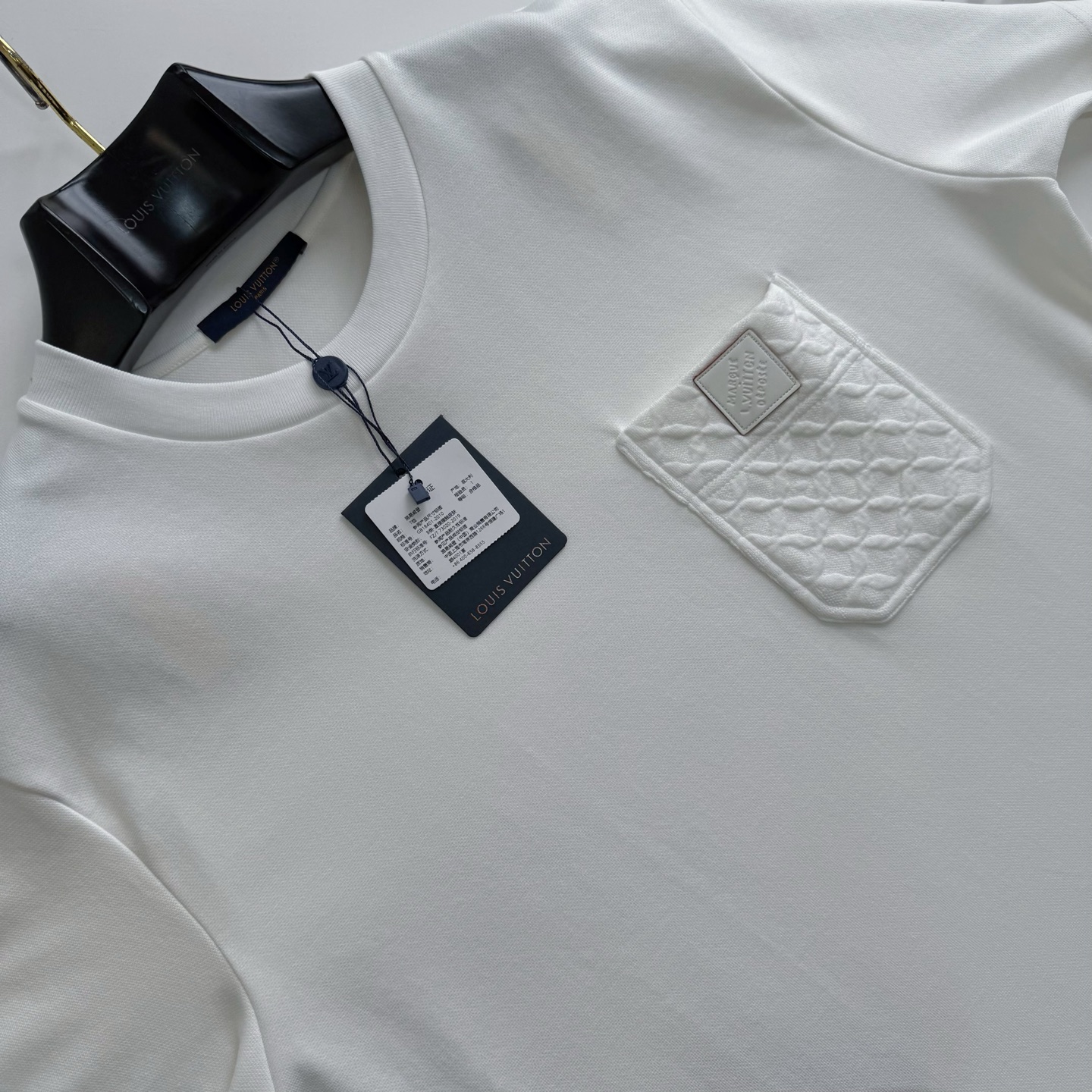 LV 1V Pocket T-Shirt Detail 2