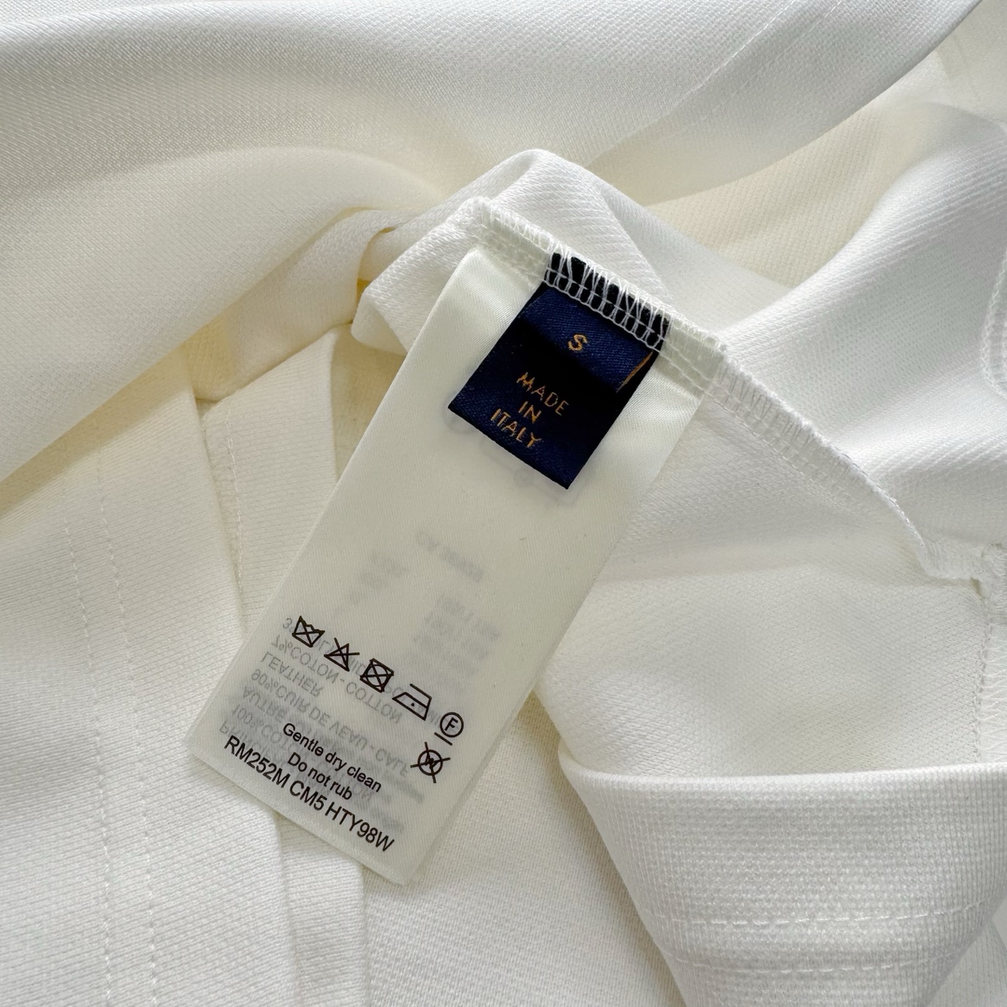LV 1V Pocket T-Shirt Label